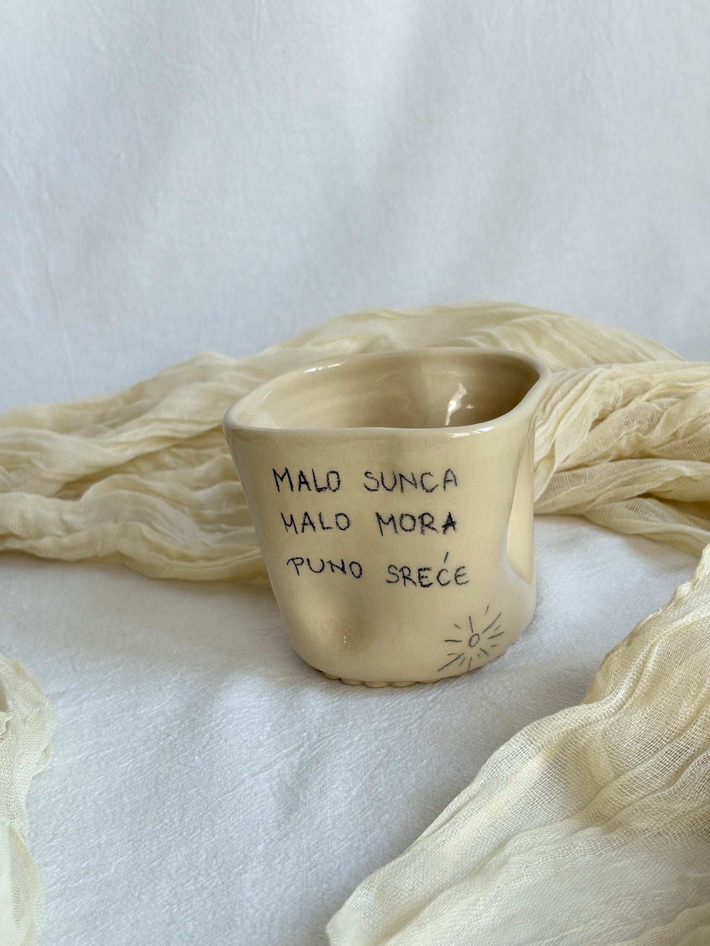 “Malo sunca, malo mora, puno sreće” šalica