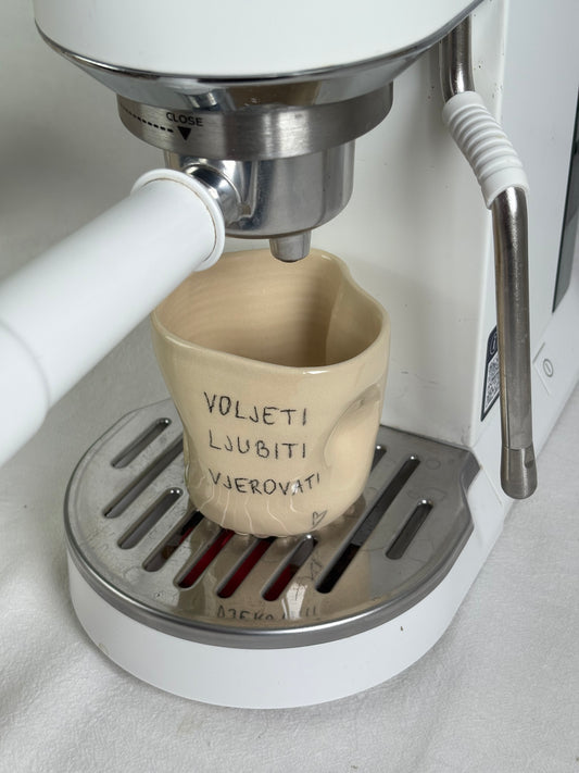 “Voljeti, ljubiti, vjerovati” šalica