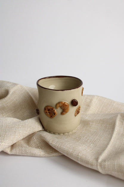 Šalica s pekarskim proizvodima