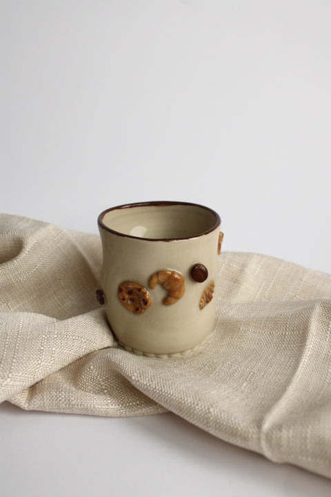 Šalica s pekarskim proizvodima