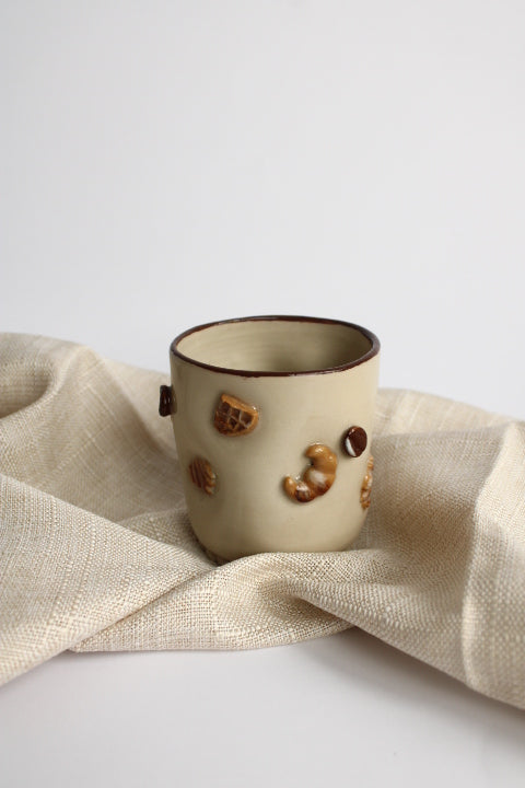 Šalica s pekarskim proizvodima