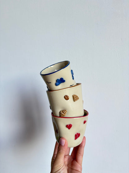 Šalica s pekarskim proizvodima