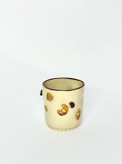 Šalica s pekarskim proizvodima